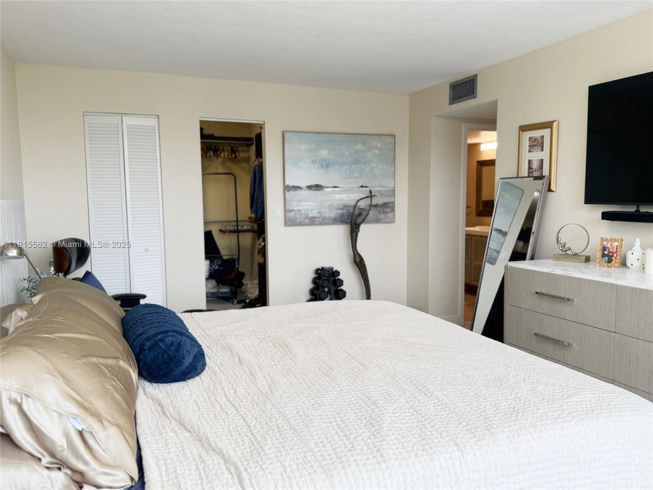 800 Parkview Dr, Unit 820, Hallandale Beach, FL 33009 Photo