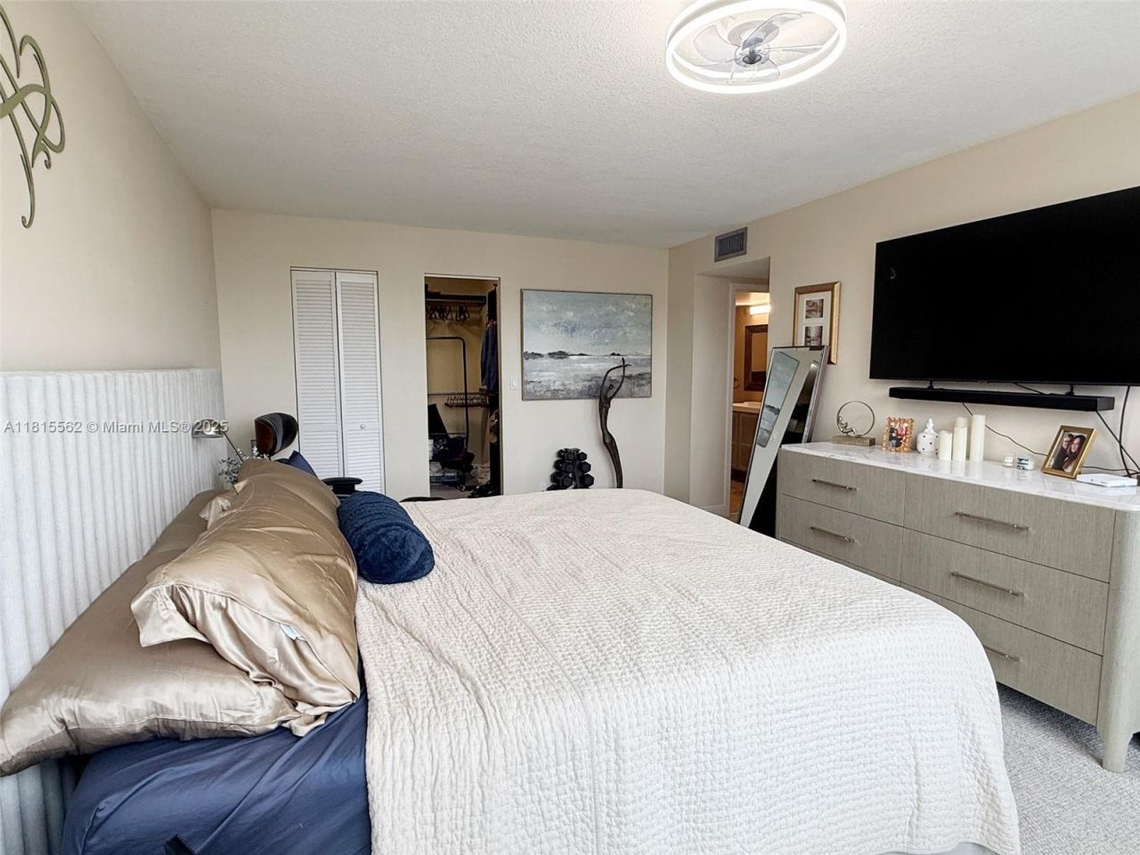 800 Parkview Dr, Unit 820, Hallandale Beach, FL 33009 Photo