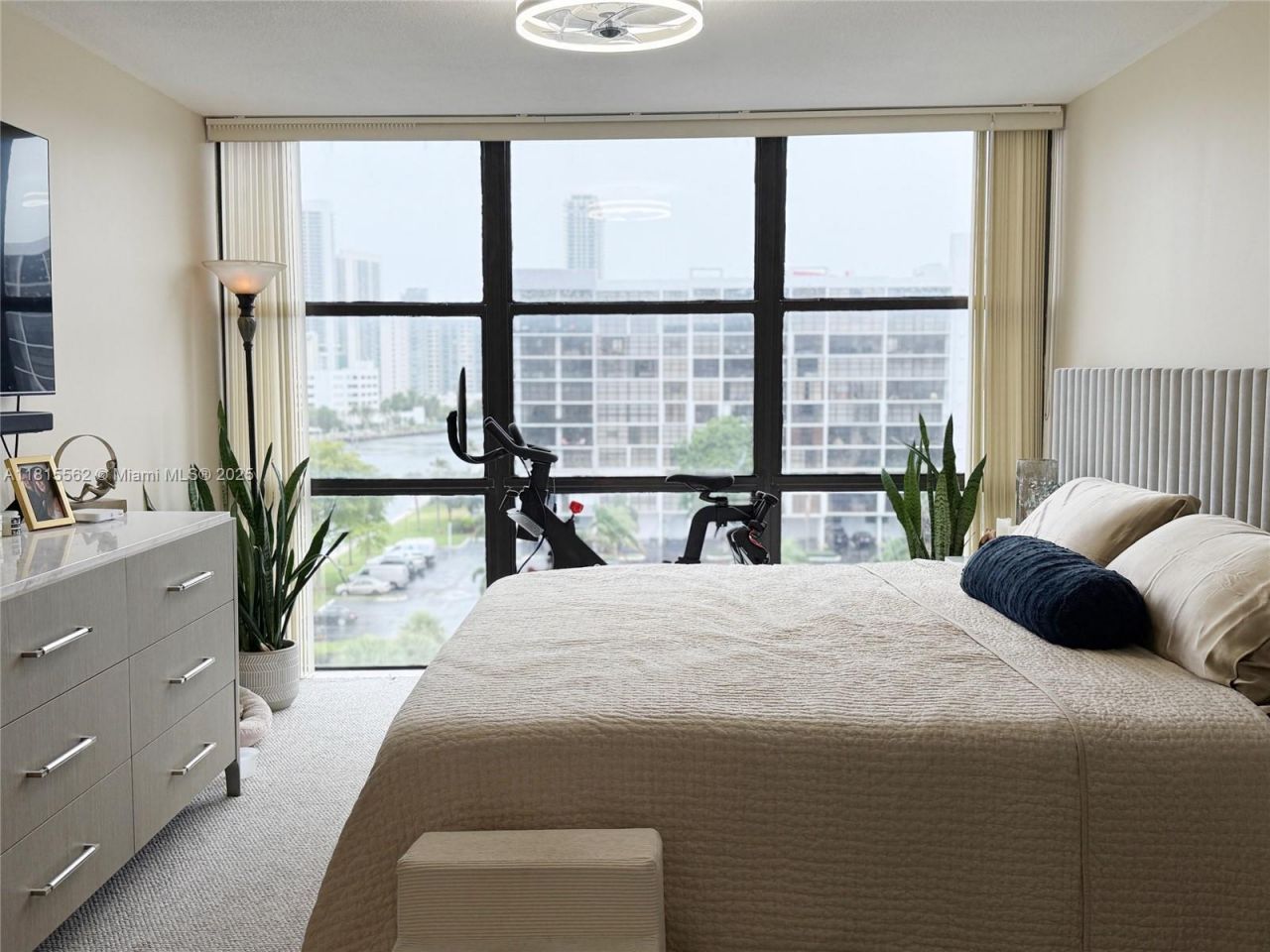 800 Parkview Dr, Unit 820, Hallandale Beach, FL 33009 Photo