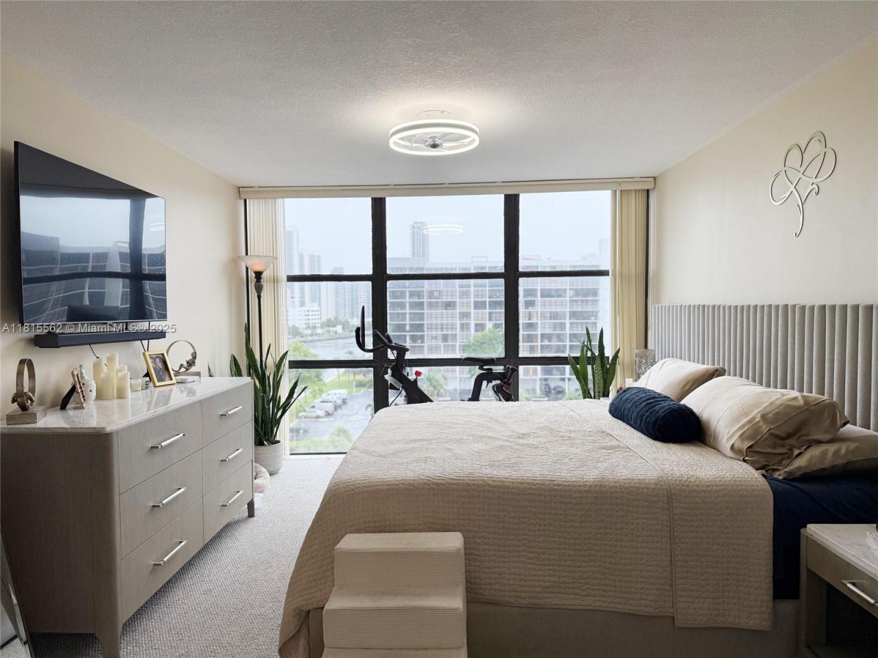 800 Parkview Dr, Unit 820, Hallandale Beach, FL 33009 Photo