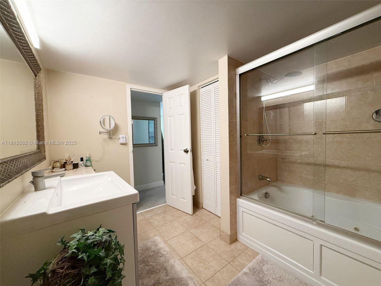 800 Parkview Dr, Unit 820, Hallandale Beach, FL 33009 Photo