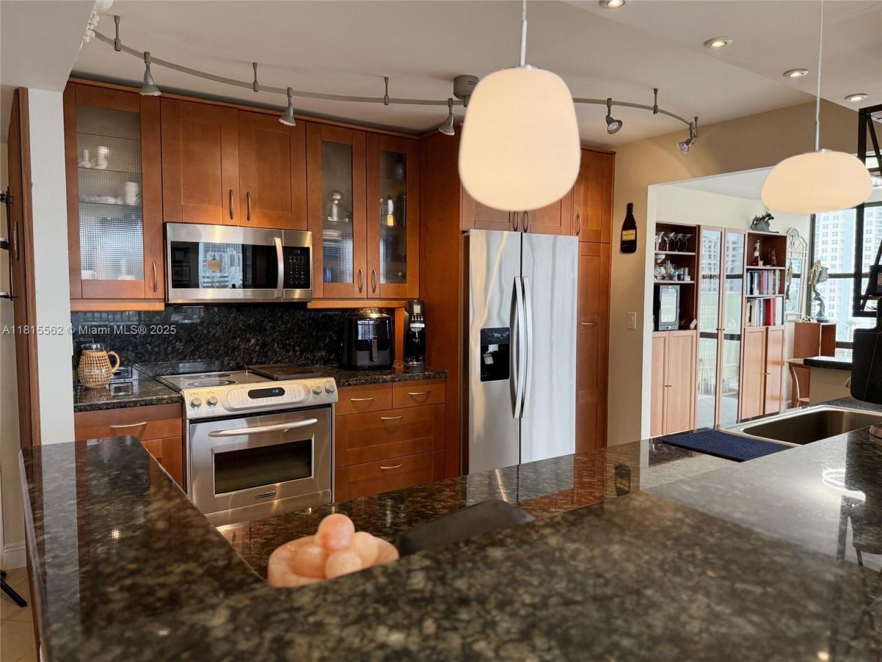 800 Parkview Dr, Unit 820, Hallandale Beach, FL 33009 Photo