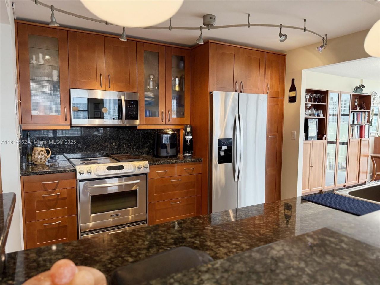 800 Parkview Dr, Unit 820, Hallandale Beach, FL 33009 Photo