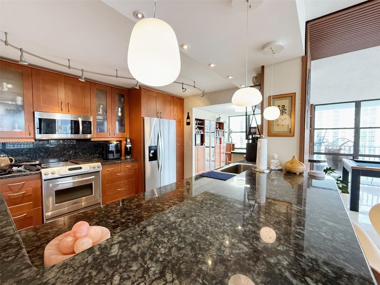 800 Parkview Dr, Unit 820, Hallandale Beach, FL 33009 Photo