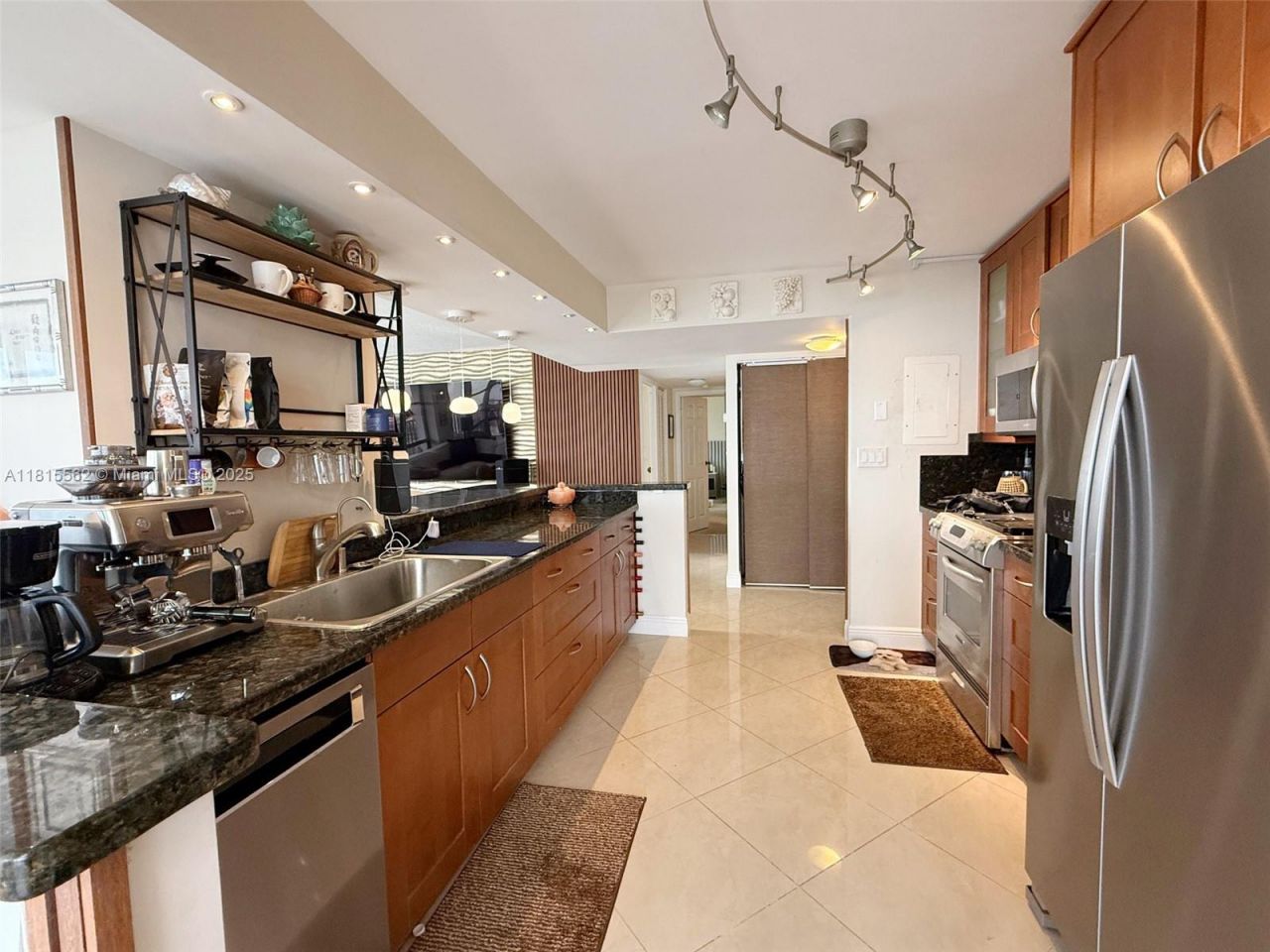 800 Parkview Dr, Unit 820, Hallandale Beach, FL 33009 Photo