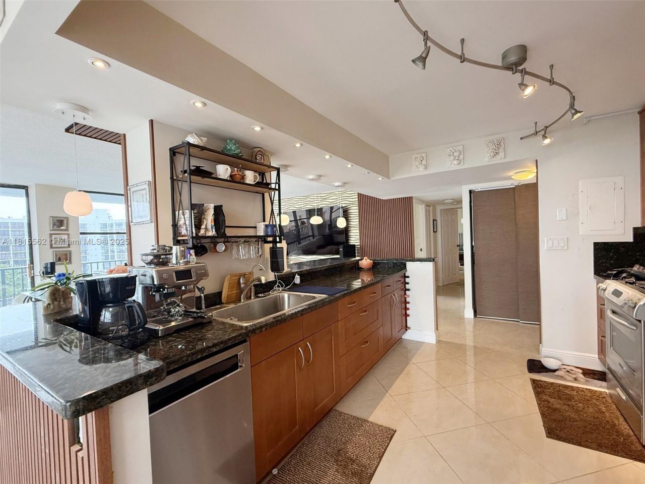 800 Parkview Dr, Unit 820, Hallandale Beach, FL 33009 Photo