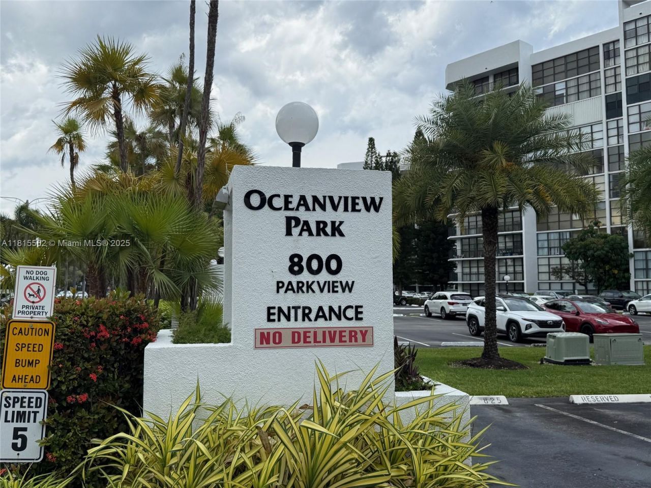 800 Parkview Dr, Unit 820, Hallandale Beach, FL 33009 Photo