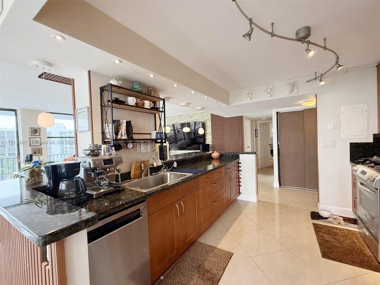 800 Parkview Dr, Unit 820, Hallandale Beach, FL 33009 Photo