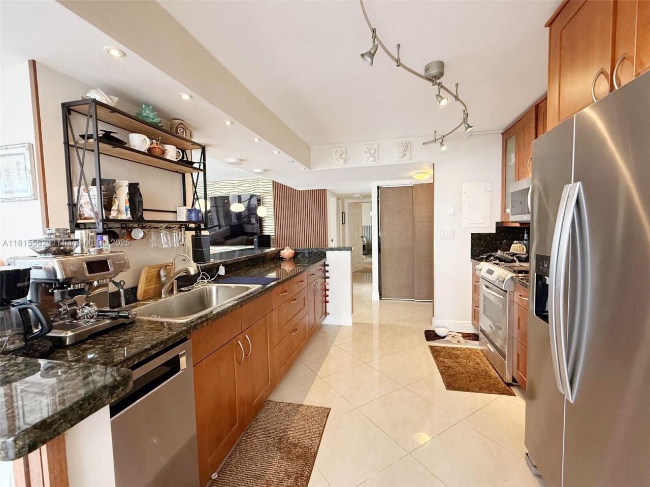 800 Parkview Dr, Unit 820, Hallandale Beach, FL 33009 Photo