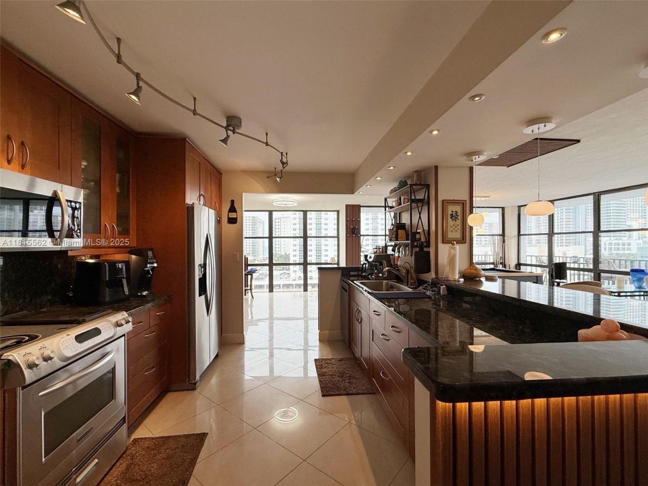 800 Parkview Dr, Unit 820, Hallandale Beach, FL 33009 Photo