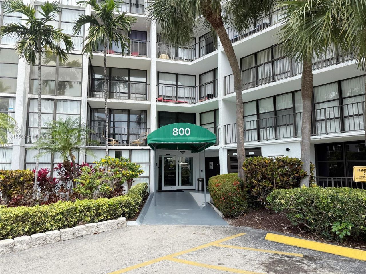 800 Parkview Dr, Unit 820, Hallandale Beach, FL 33009 Photo