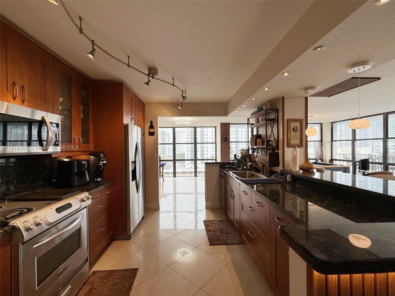 800 Parkview Dr, Unit 820, Hallandale Beach, FL 33009 Photo