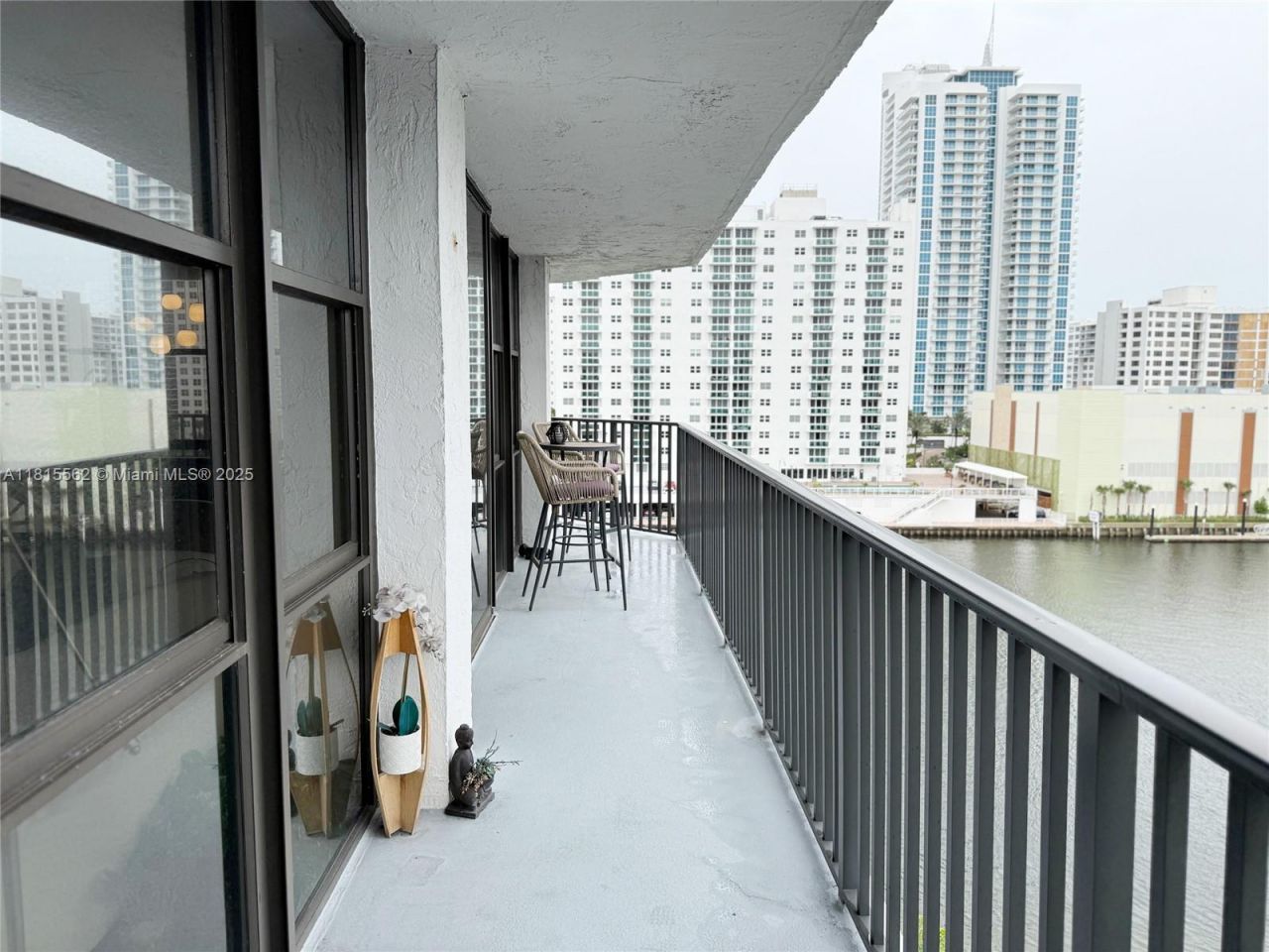 800 Parkview Dr, Unit 820, Hallandale Beach, FL 33009 Photo