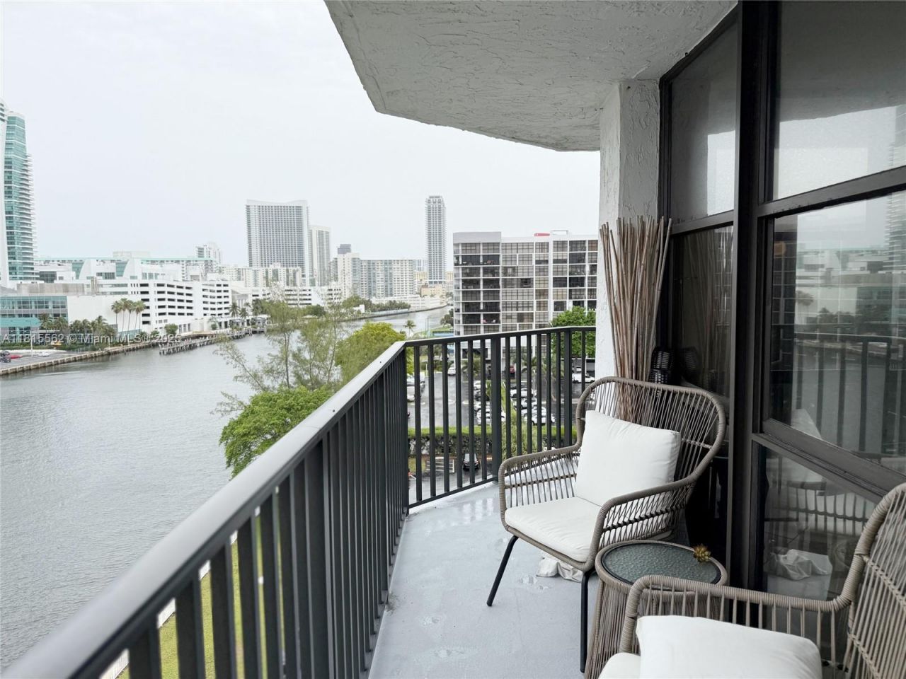 800 Parkview Dr, Unit 820, Hallandale Beach, FL 33009 Photo