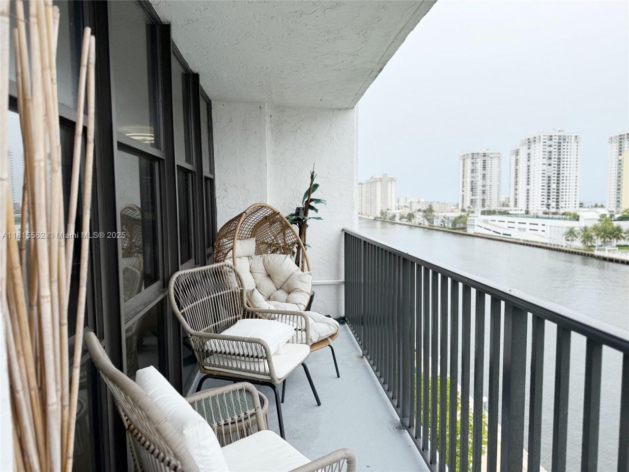 800 Parkview Dr, Unit 820, Hallandale Beach, FL 33009 Photo