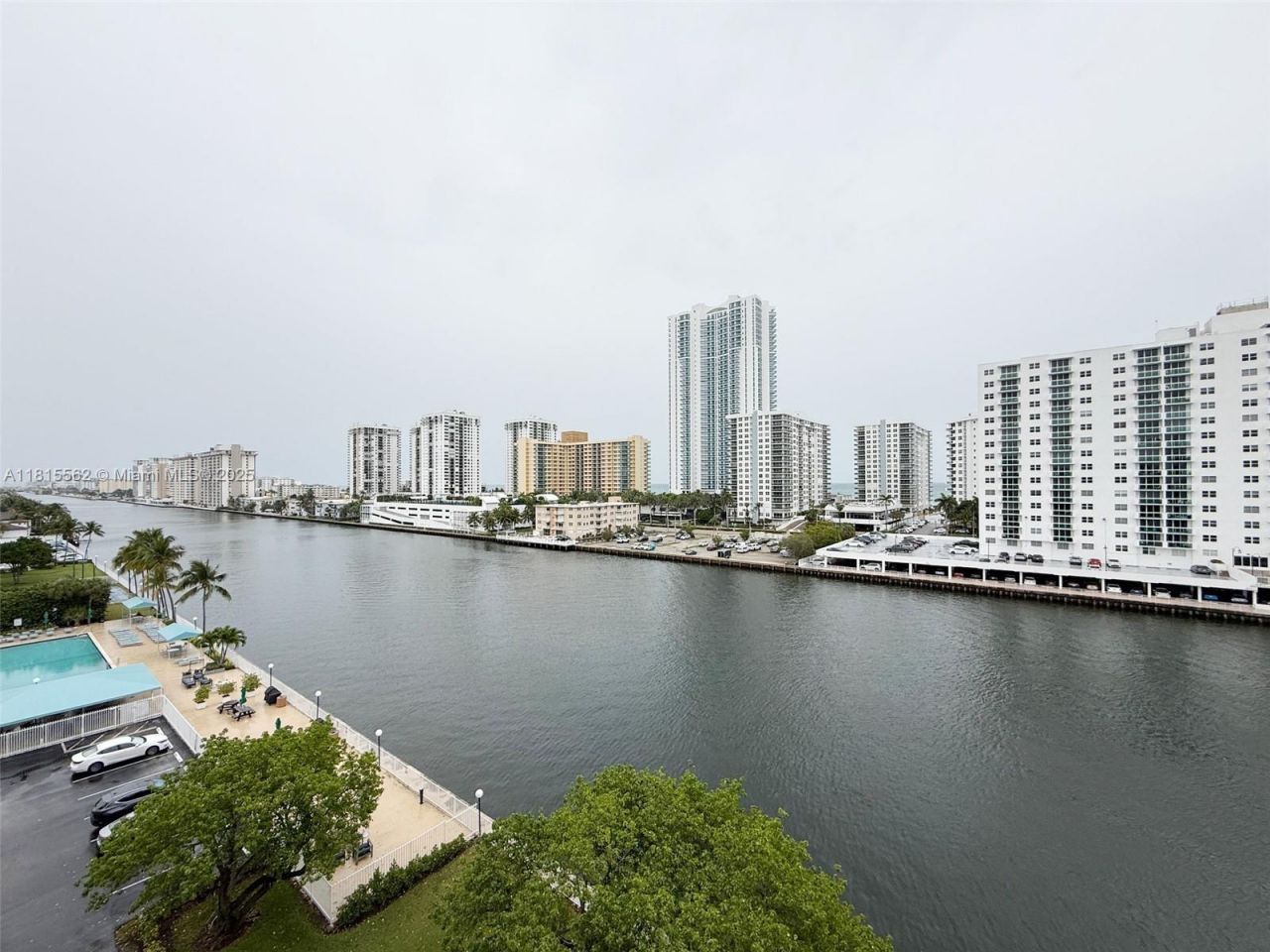 800 Parkview Dr, Unit 820, Hallandale Beach, FL 33009 Photo