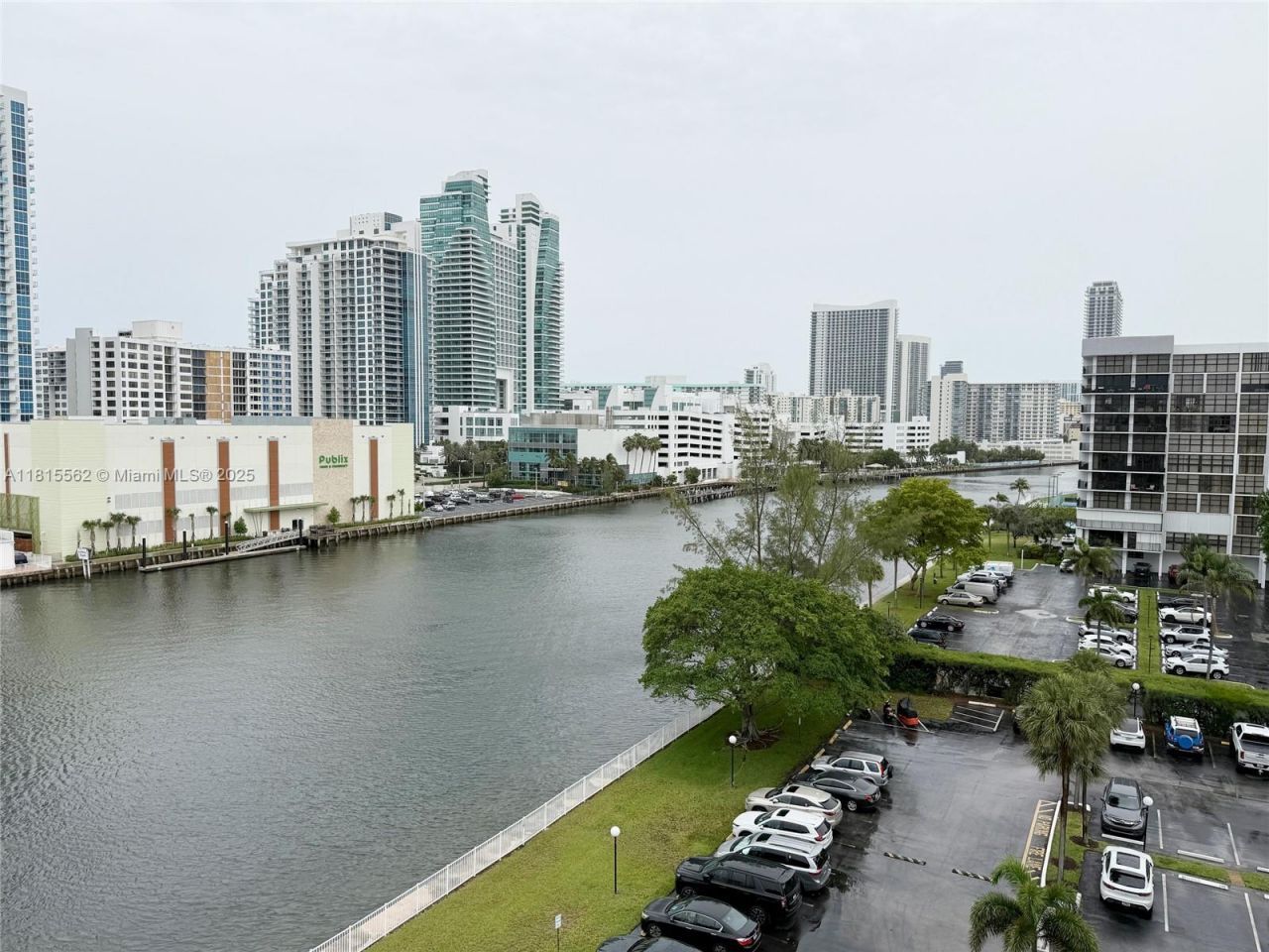 800 Parkview Dr, Unit 820, Hallandale Beach, FL 33009 Photo