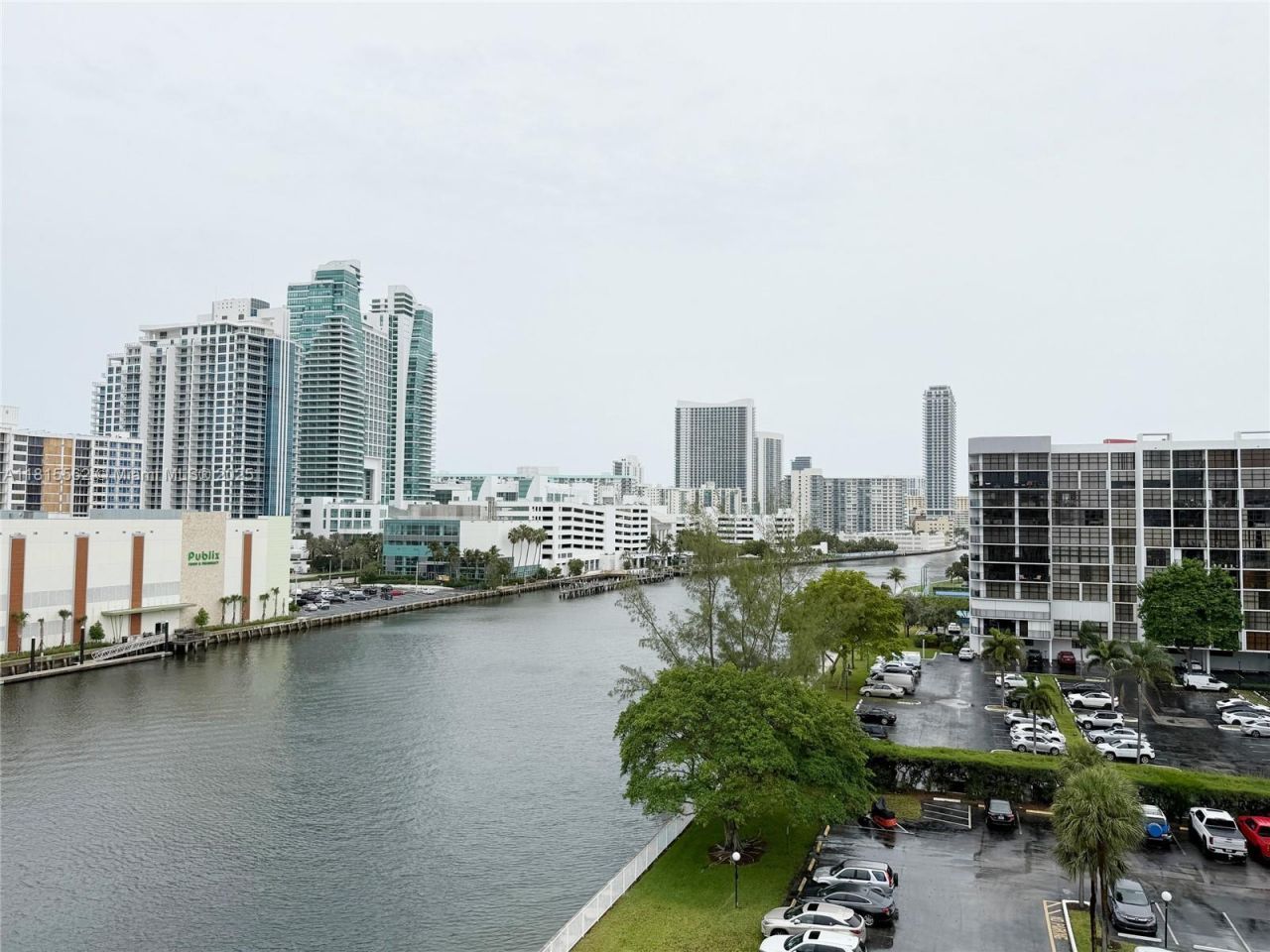 800 Parkview Dr, Unit 820, Hallandale Beach, FL 33009 Photo