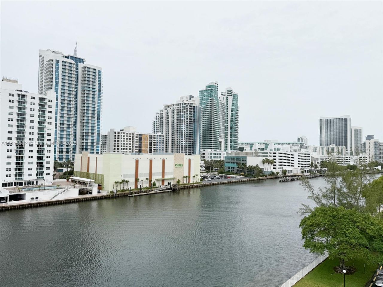 800 Parkview Dr, Unit 820, Hallandale Beach, FL 33009 Photo