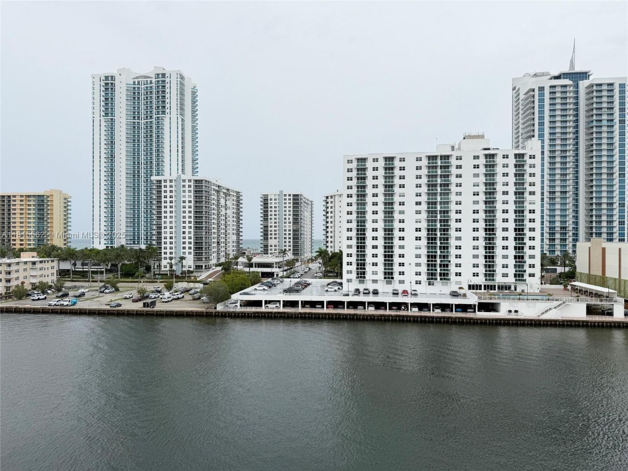 800 Parkview Dr, Unit 820, Hallandale Beach, FL 33009 Photo