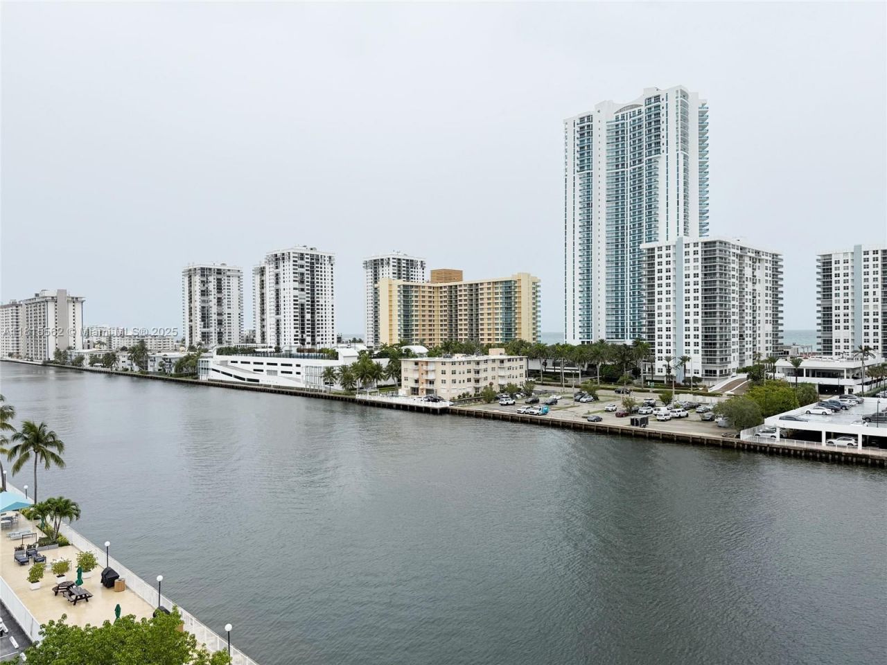 800 Parkview Dr, Unit 820, Hallandale Beach, FL 33009 Photo