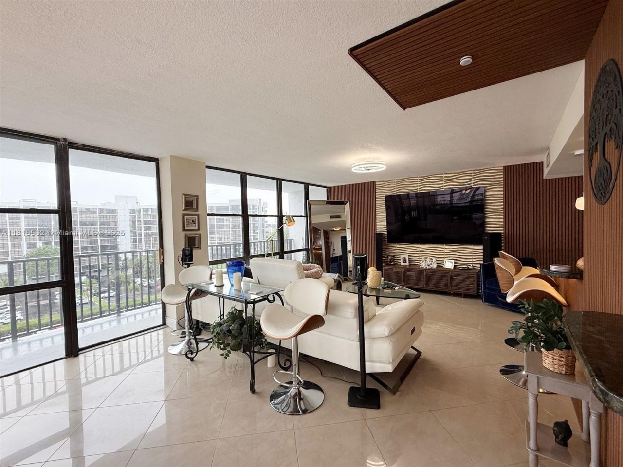 800 Parkview Dr, Unit 820, Hallandale Beach, FL 33009 Photo