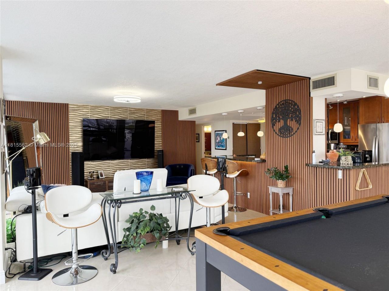 800 Parkview Dr, Unit 820, Hallandale Beach, FL 33009 Photo