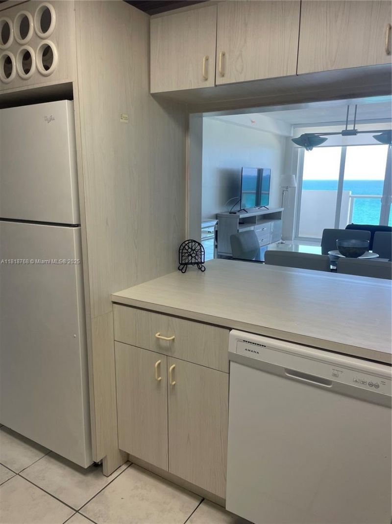 5601 Collins, Unit 1210, Miami Beach, FL 33140 Photo