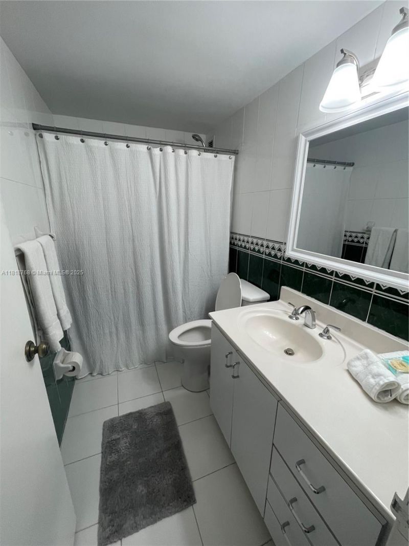 5601 Collins, Unit 1210, Miami Beach, FL 33140 Photo
