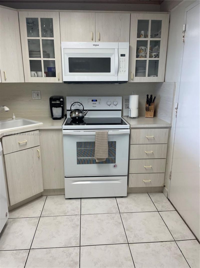 5601 Collins, Unit 1210, Miami Beach, FL 33140 Photo