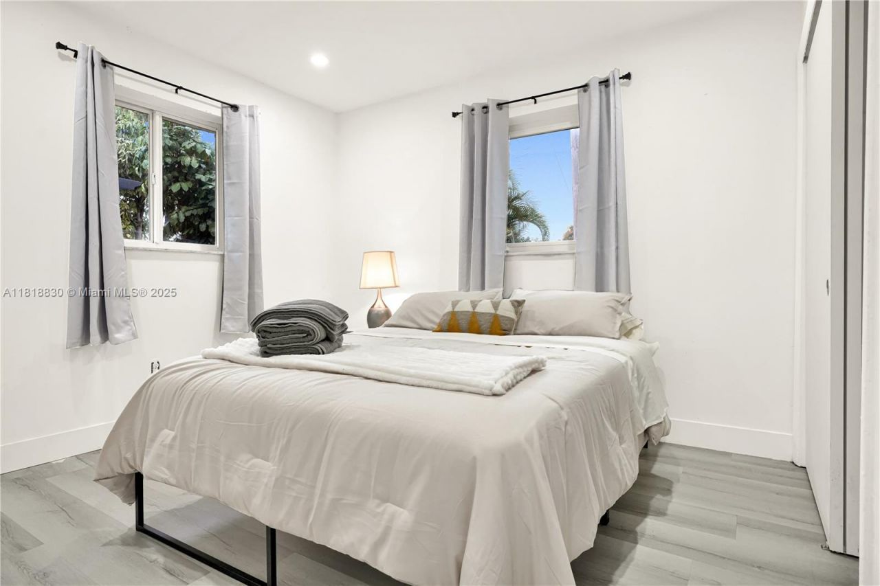 300 NW 82nd Ter, Miami, FL 33150 Photo