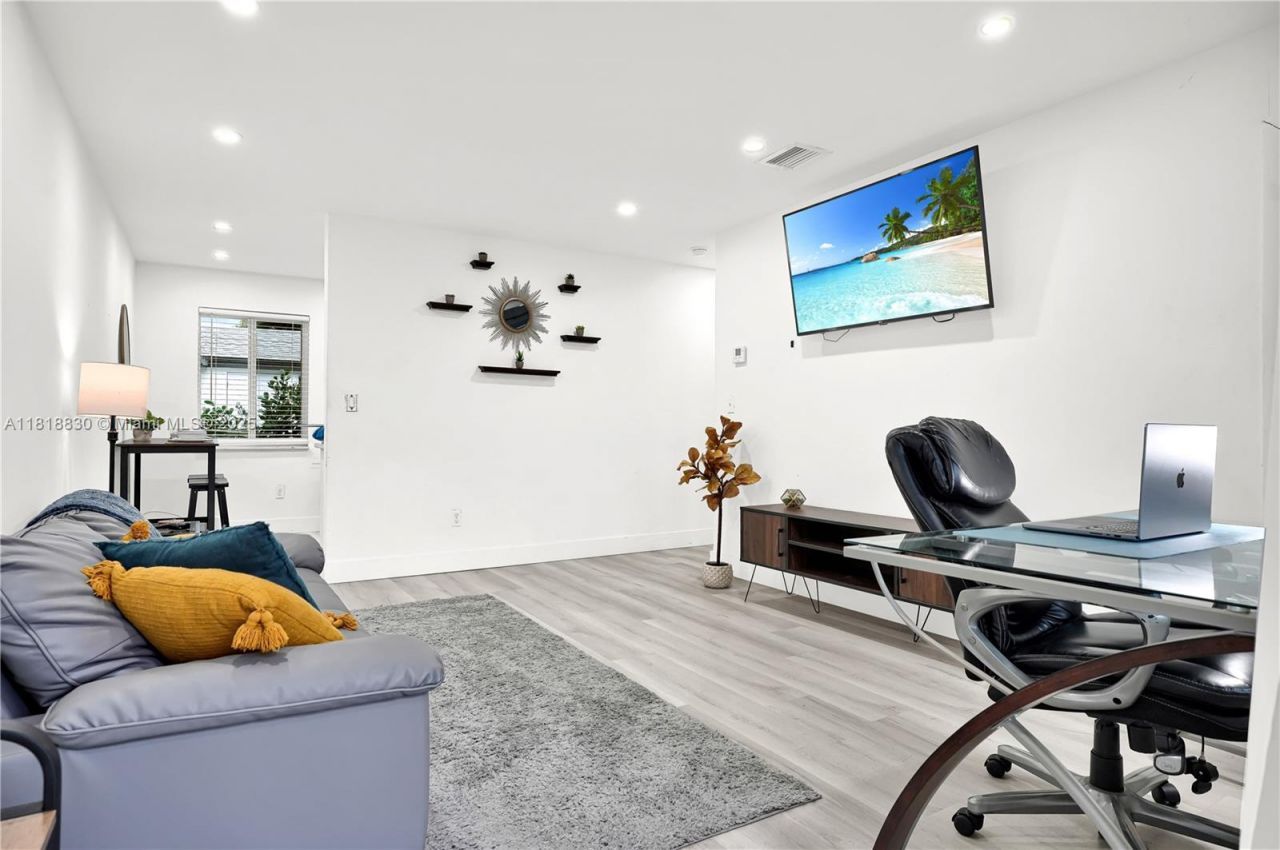 300 NW 82nd Ter, Miami, FL 33150 Photo