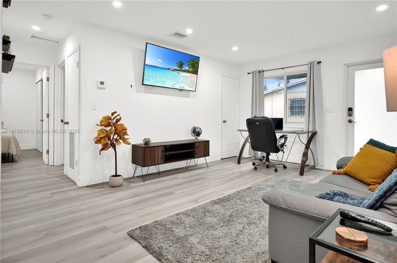 300 NW 82nd Ter, Miami, FL 33150 Photo