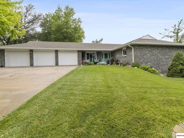 1807 S 16Th Circle Drive, Beatrice, NE 68310