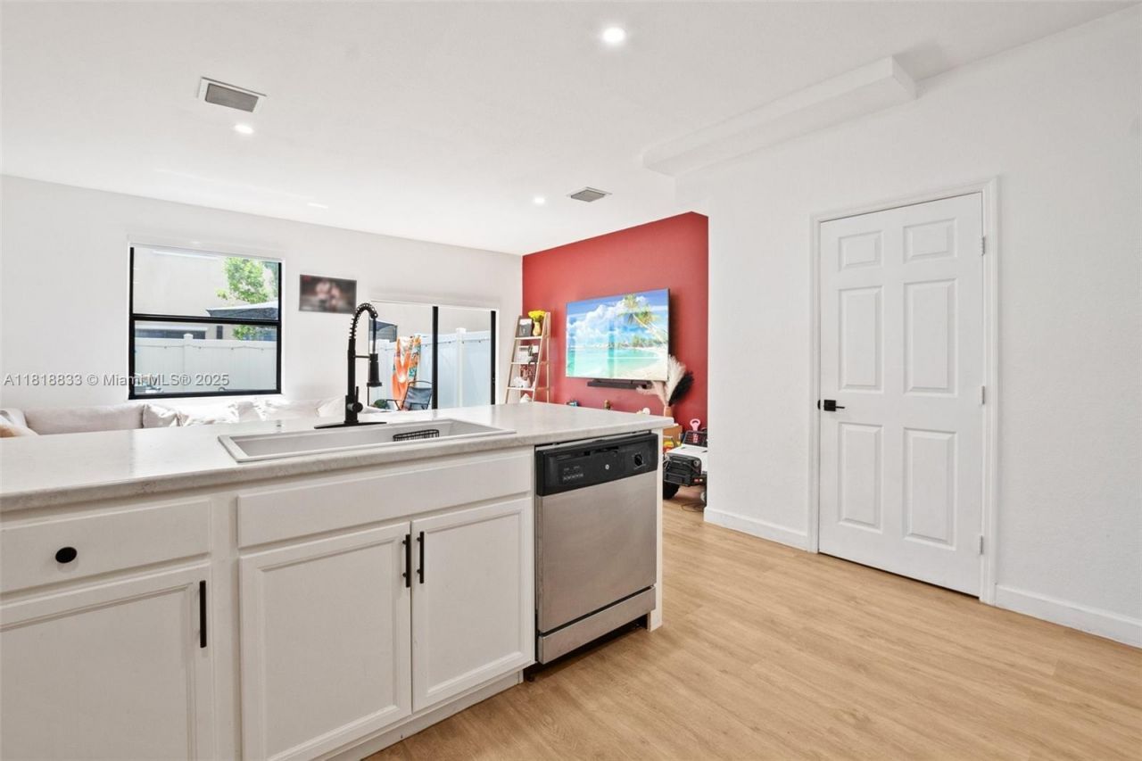 9362 W 33rd Ln, Hialeah, FL 33018 Photo