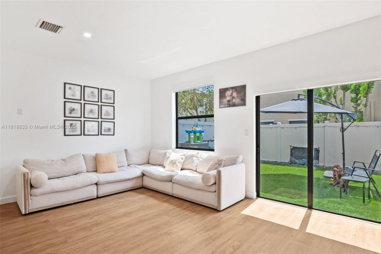 9362 W 33rd Ln, Hialeah, FL 33018 Photo