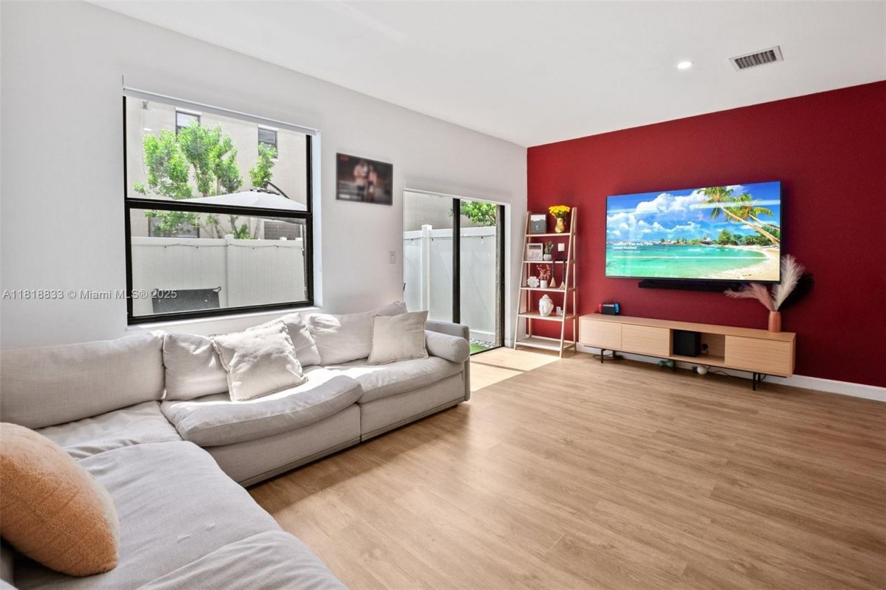 9362 W 33rd Ln, Hialeah, FL 33018 Photo