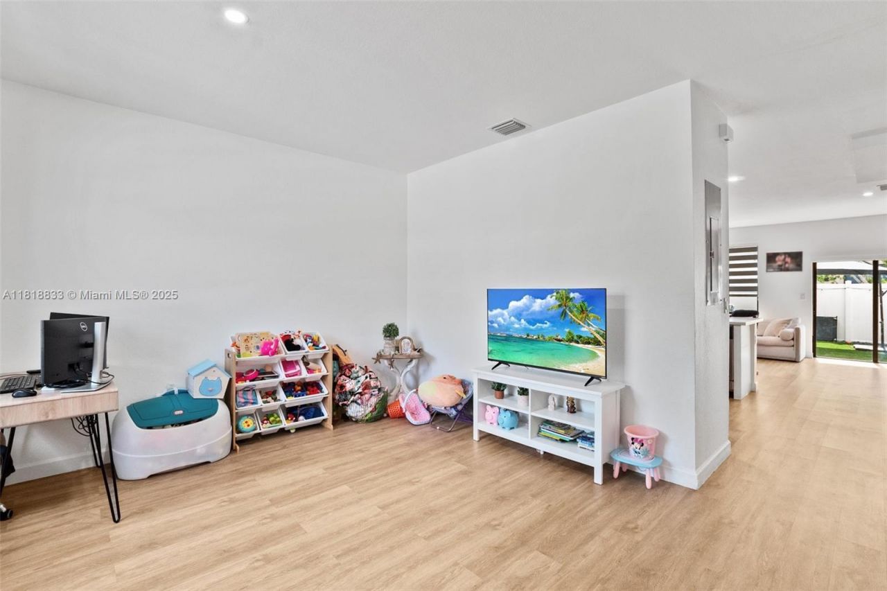 9362 W 33rd Ln, Hialeah, FL 33018 Photo