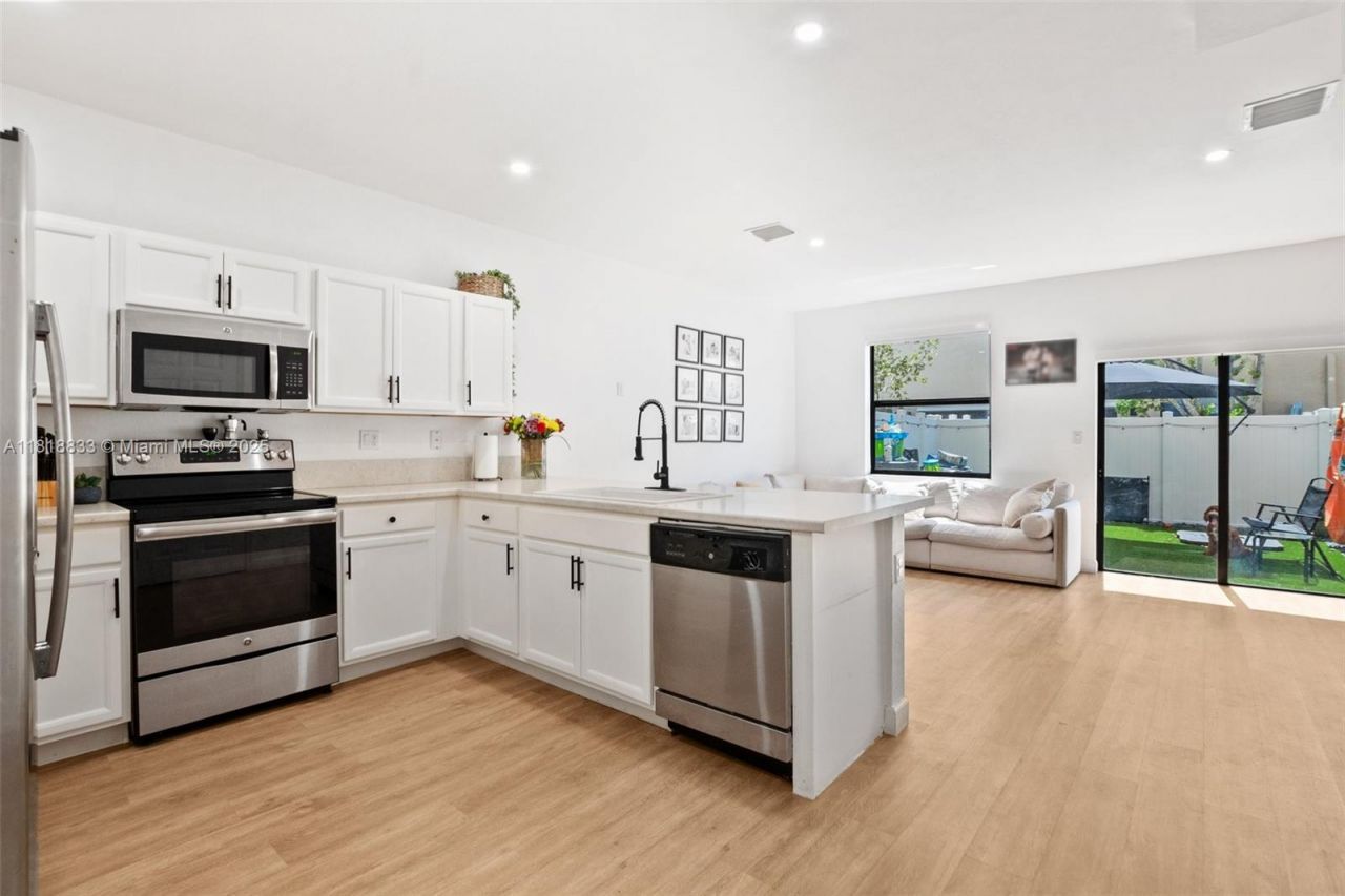 9362 W 33rd Ln, Hialeah, FL 33018 Photo