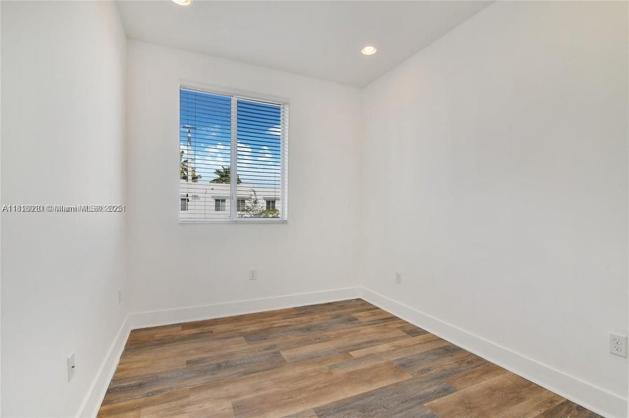 2621 NE 212th Ter, Unit 206, Miami, FL 33180 Photo