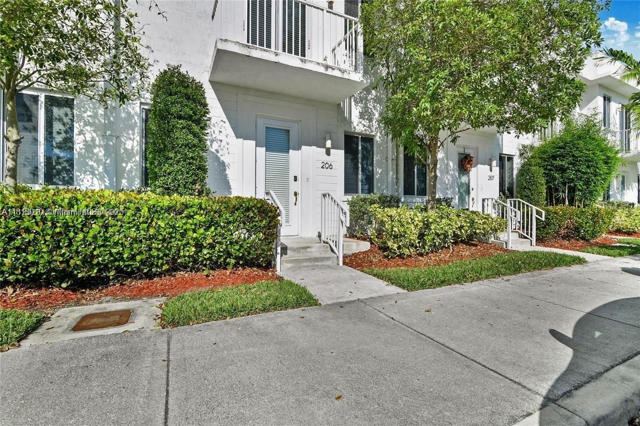 2621 NE 212th Ter, Unit 206, Miami, FL 33180 Photo