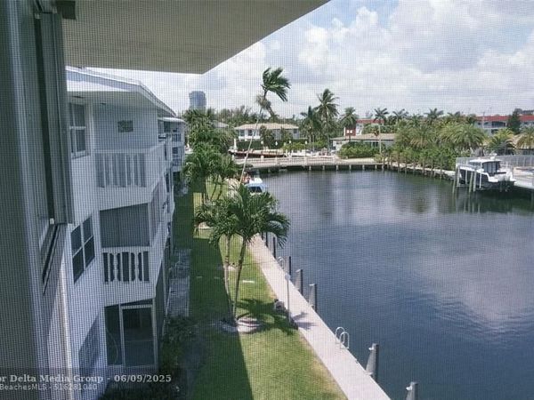 460 Paradise Isle Blvd, Unit 301, Hallandale Beach, FL 33009