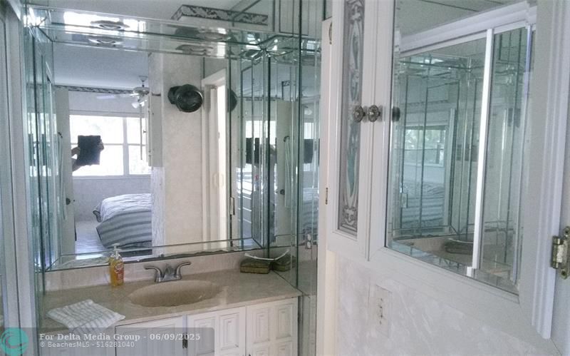 460 Paradise Isle Boulevard, Unit 301, Hallandale Beach, FL 33009 Photo