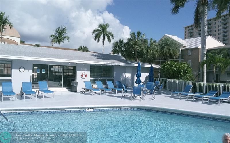 460 Paradise Isle Boulevard, Unit 301, Hallandale Beach, FL 33009 Photo