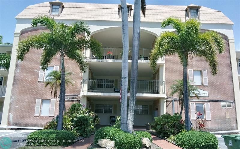 460 Paradise Isle Boulevard, Unit 301, Hallandale Beach, FL 33009 Photo