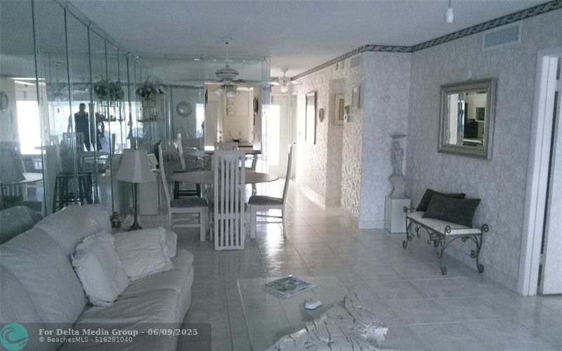 460 Paradise Isle Boulevard, Unit 301, Hallandale Beach, FL 33009 Photo