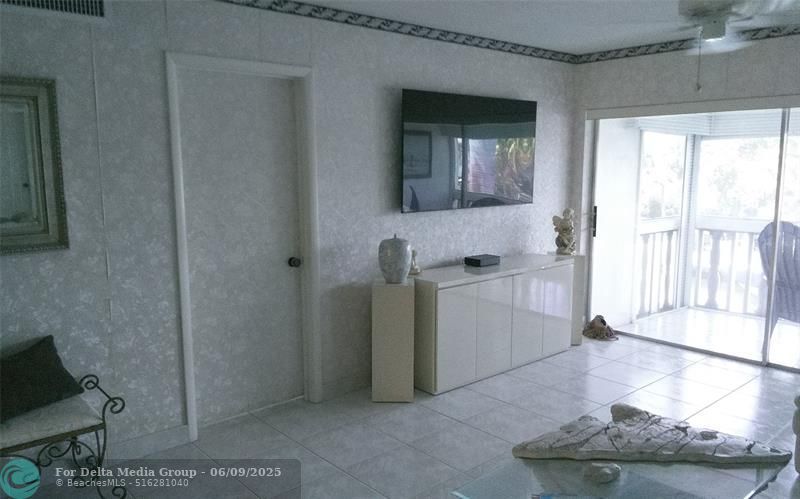 460 Paradise Isle Boulevard, Unit 301, Hallandale Beach, FL 33009 Photo