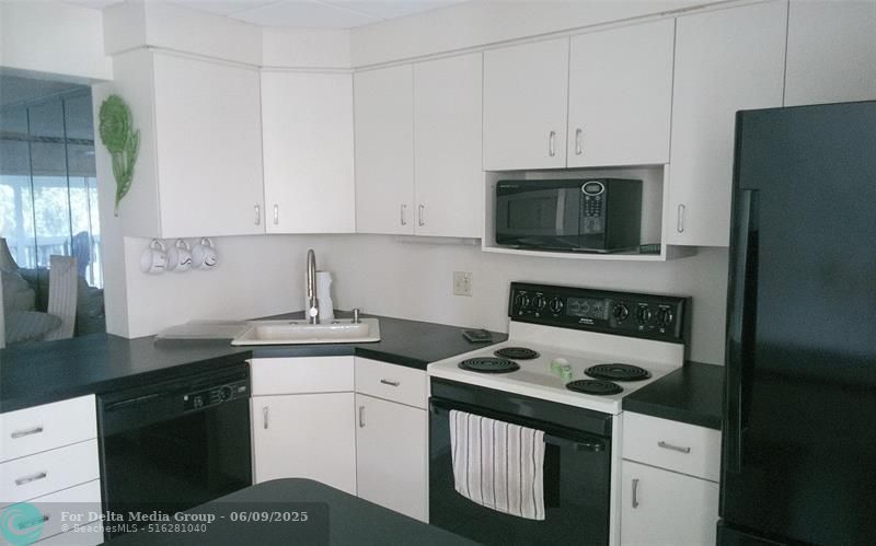 460 Paradise Isle Boulevard, Unit 301, Hallandale Beach, FL 33009 Photo