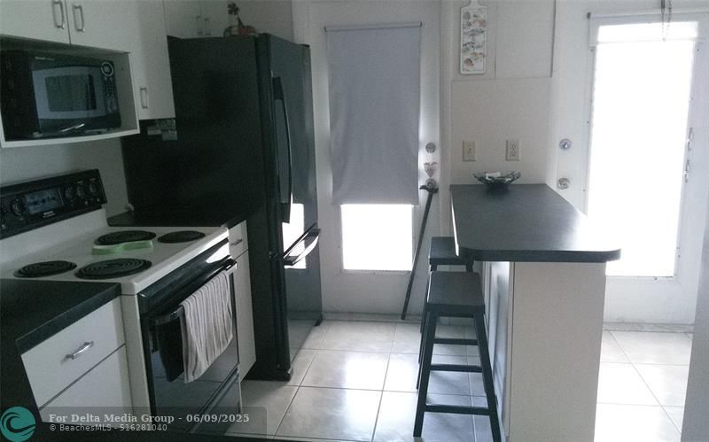 460 Paradise Isle Boulevard, Unit 301, Hallandale Beach, FL 33009 Photo