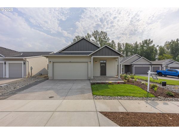 702 Tigerlily ST, Silverton, OR 97381